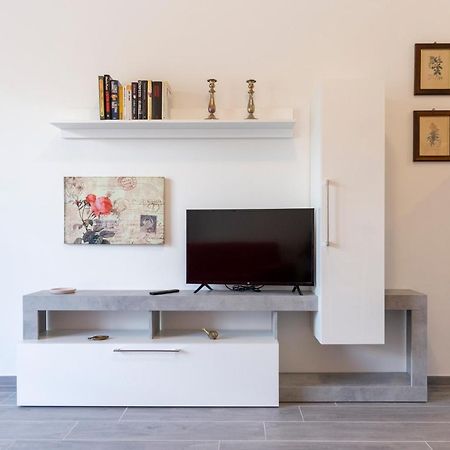 Gray Pearl - Modern Apartment In City Center Arona Bagian luar foto