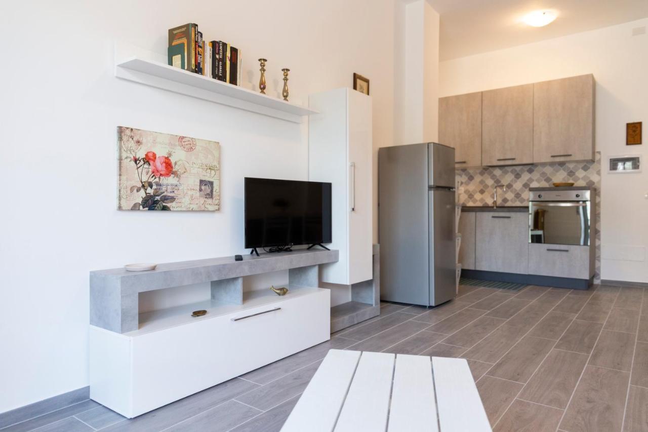 Gray Pearl - Modern Apartment In City Center Arona Bagian luar foto